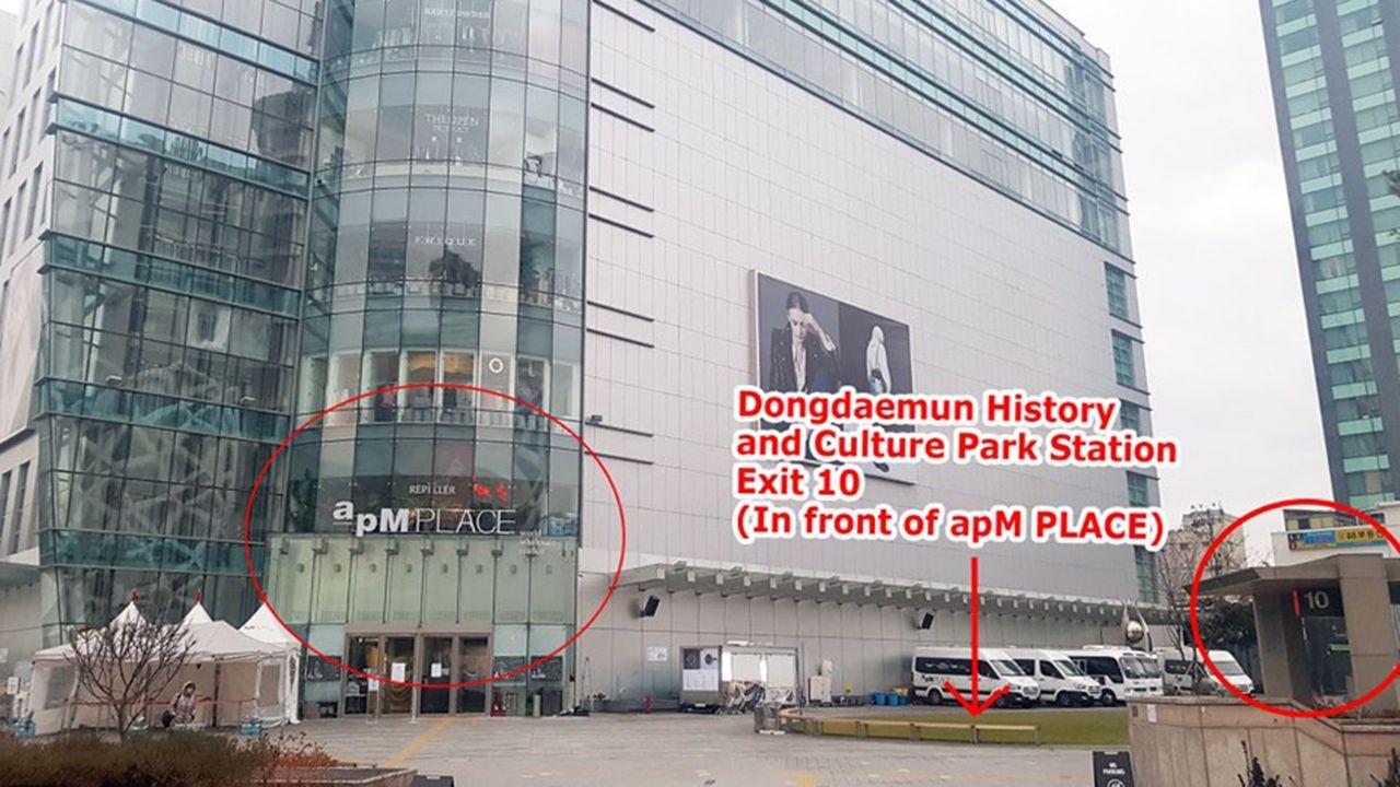 Cửa ga Công viên Văn hóa và Lịch sử Dongdaemun, lối ra số 10, nằm ở phía trước của apM PLACE tại Seoul, Hàn Quốc